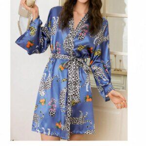 NEW Blue Leopard Fruit Print Satin Boutique Loungewear Robe / robe de chambre